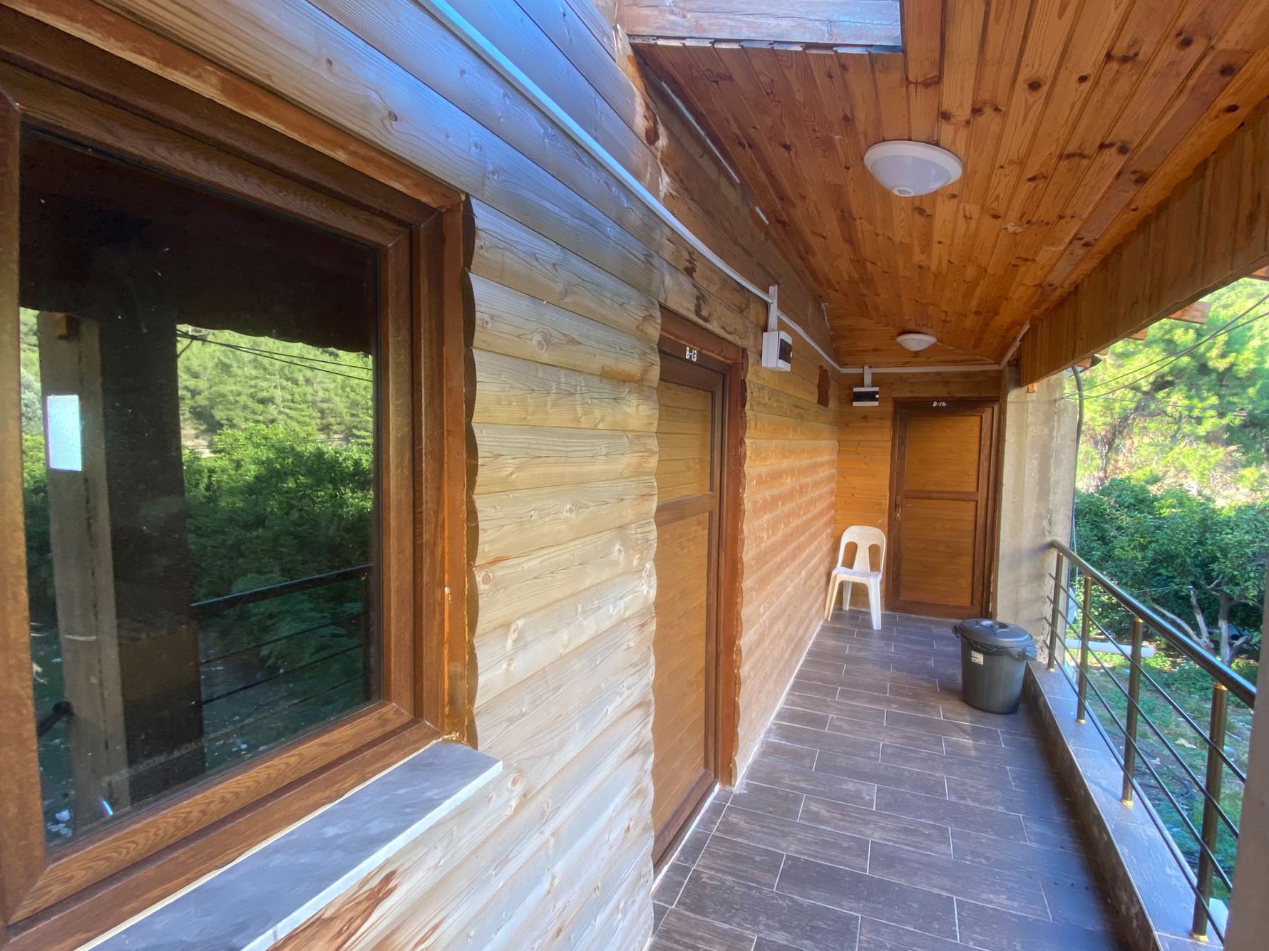 Zümrüt Pansiyon Bungalov - Dış Koridor